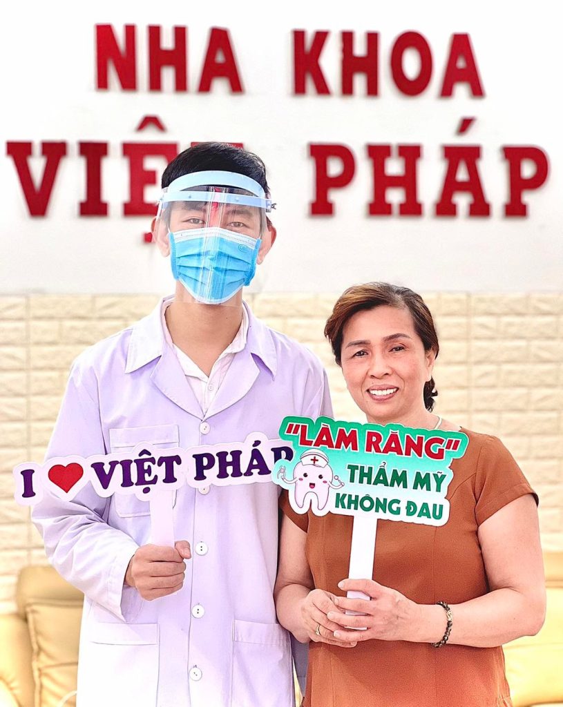Khách hàng cùng bác sĩ nha khoa tại Nha khoa Việt Pháp