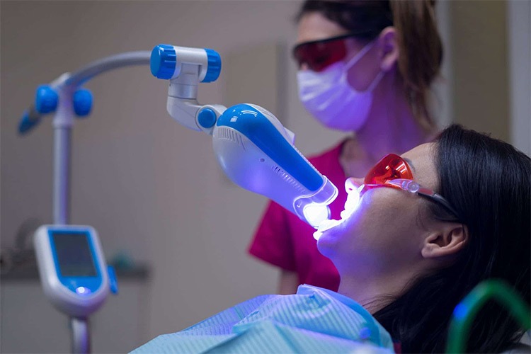 Bệnh nhân đang được sử dụng công nghệ tẩy trắng răng trong quá trình điều trị 