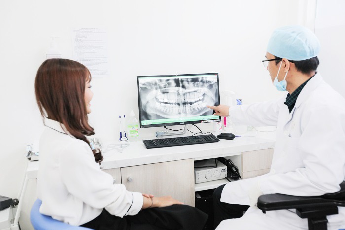 Bác sĩ tư vấn theo dõi cho bệnh nhân trước và sau quá trình điều trị 