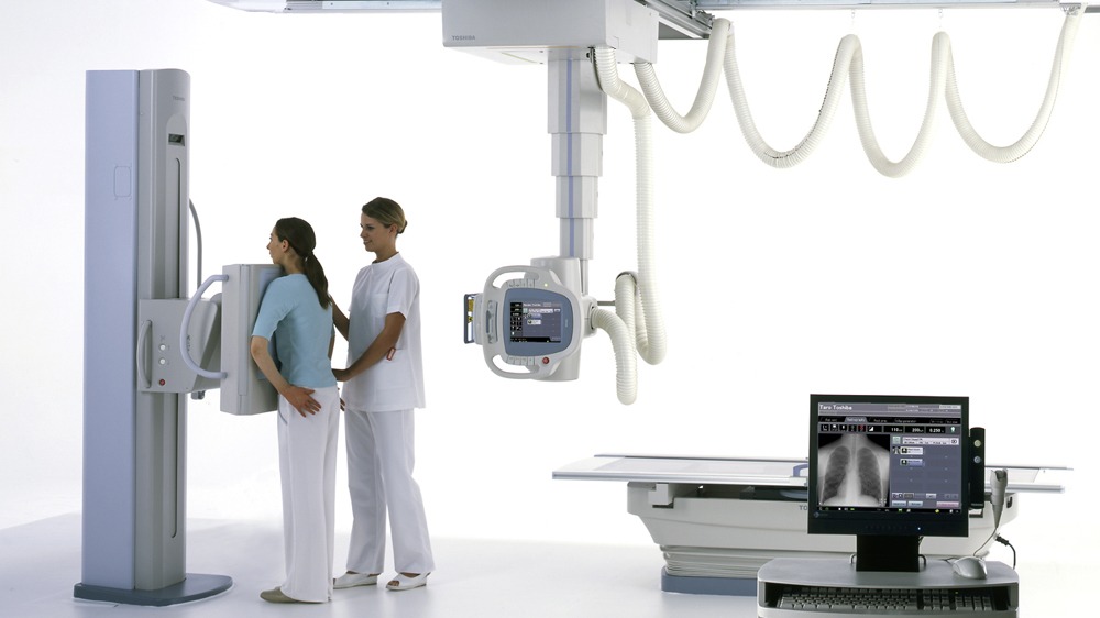 Bệnh nhân được sử dụng hệ thống tia X kỹ thuật số trong điều trị 