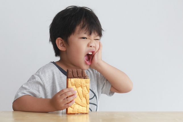 Hạn chế đồ ngọt tối đa ngăn ngừa trẻ sâu răng vĩnh viễn