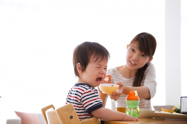 Trẻ trở nên biếng ăn khi mọc răng nanh