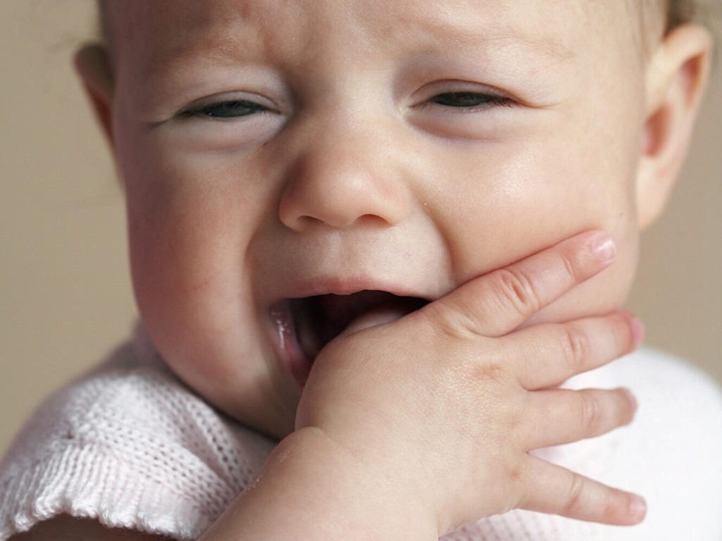 Trẻ đau và sưng nướu khi mọc răng 