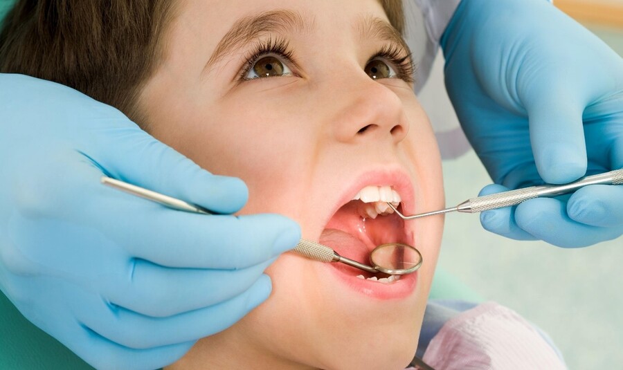 Thăm khám răng định kỳ cho trẻ 