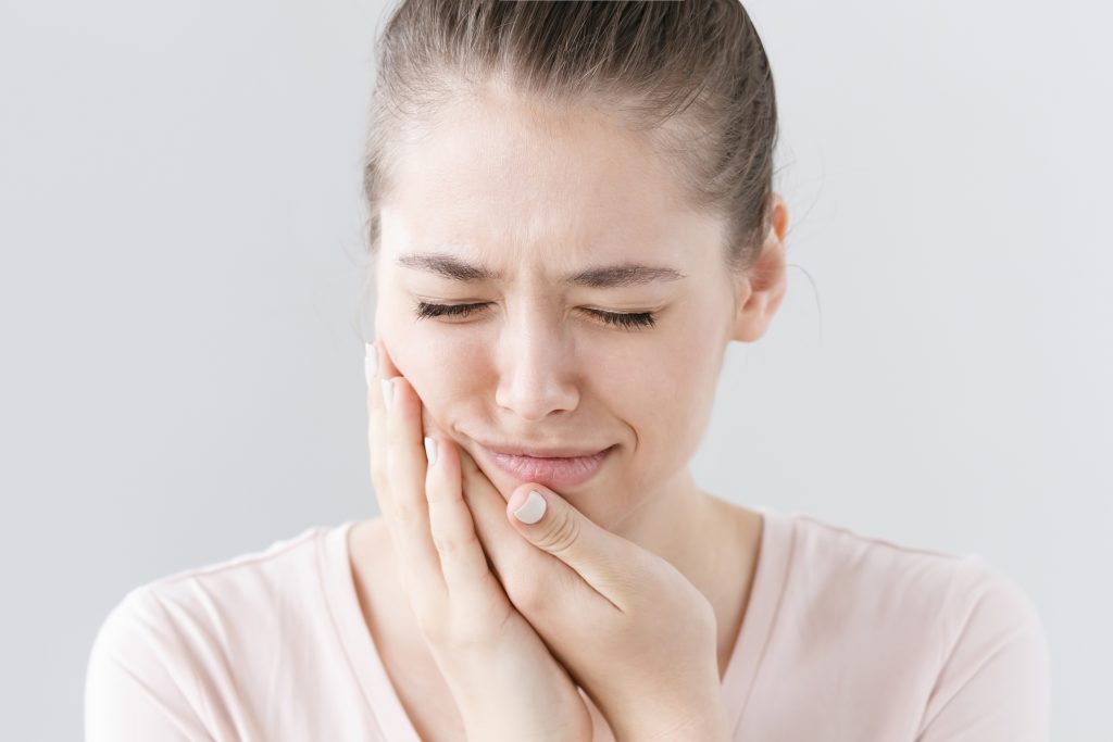 Mắc cài răng cối số 2 có thể gây ra khó chịu trong một khoảng thời gian nhất định 