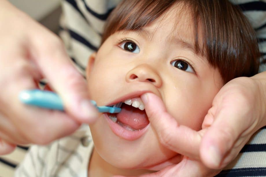 Tìm hiểu cách vệ sinh răng miệng cho bé 1 tuổi