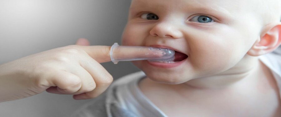Vệ sinh răng miệng cho bé khi bé 1 tuổi, ngay từ khi bắt đầu mọc răng