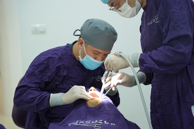 Khách hàng trồng răng Implant tại Novodont